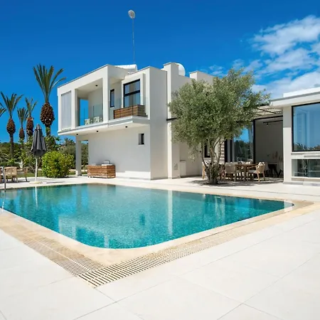 Luxury Oasis Villa Peyia